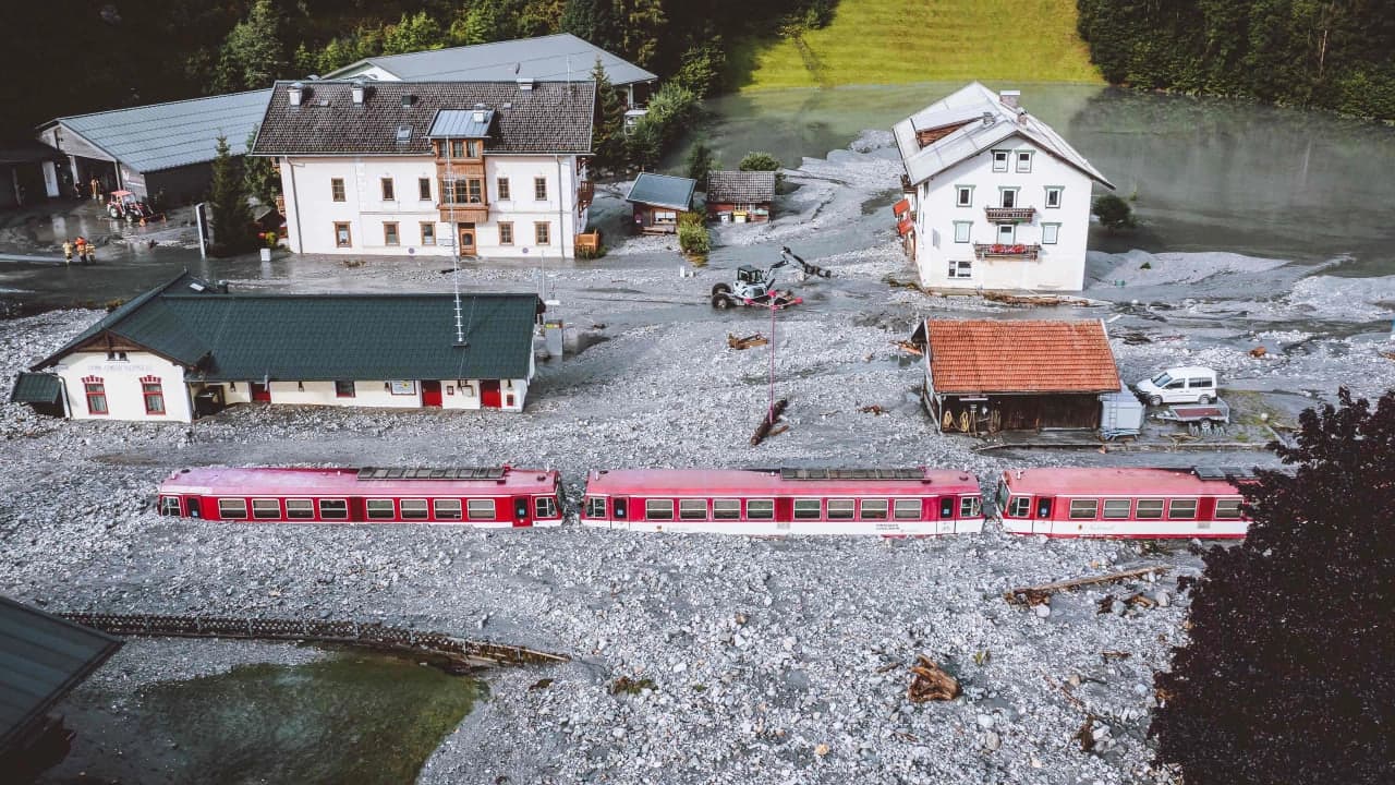 Snažno nevrijeme pogodilo Austriju, klizište zatrpalo i voz
