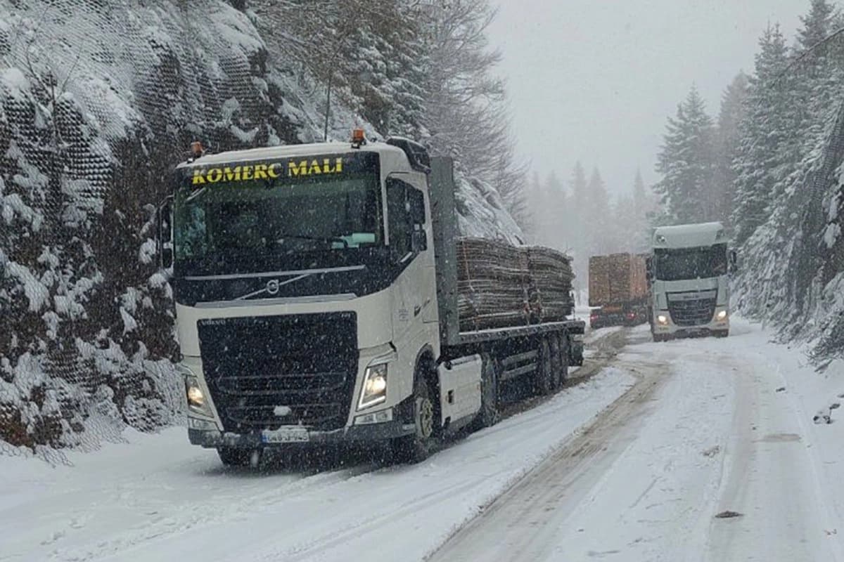 Snijeg uzrokovao kolaps na putu u BiH (VIDEO)