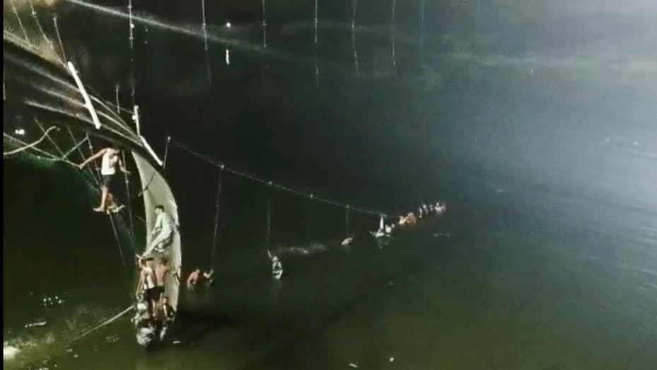 Srušio se most, najmanje 60 mrtvih