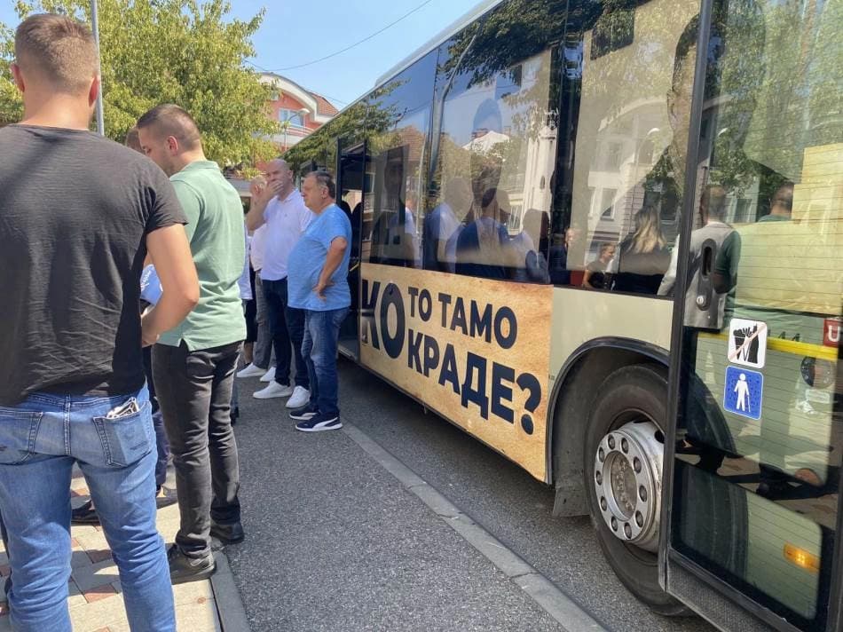 Stanivuković polijepio fotografije i dovezao autobus ispred zgrade SNSD-a