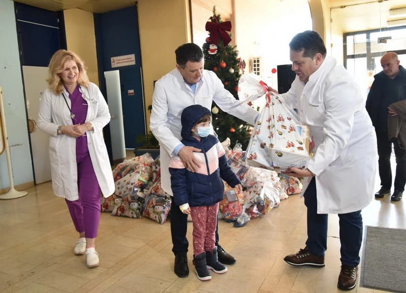 Stevandić uručio paketiće djeci na UKC i roditeljskoj kući