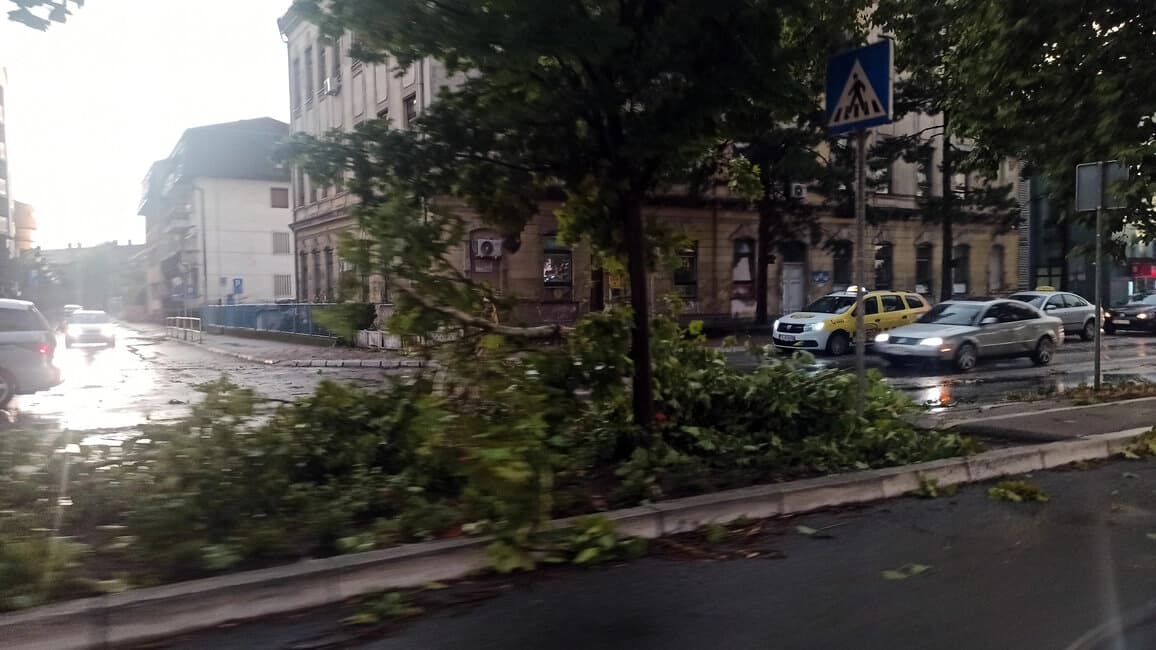 Stradala žena, desetine povrijeđenih, domaćinstva bez struje