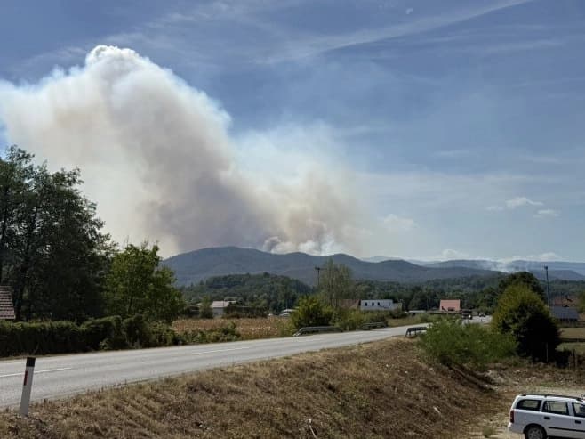 Teslić: Najteže na području Buletića gdje gori više od 100 hektara šume