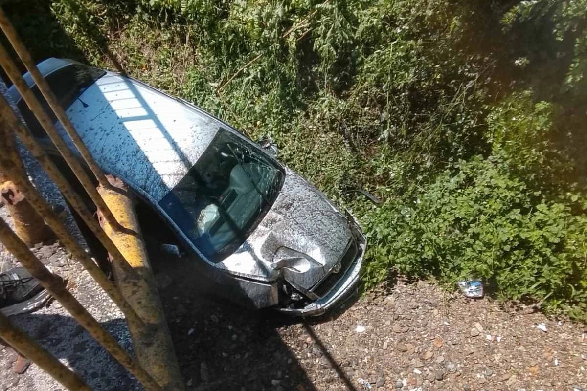 Težak udes kod Banjaluke, auto završio ispod mosta