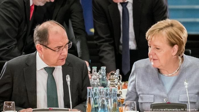 U Berlinu danas sastanak Merkel sa Schmidtom i Inzkom