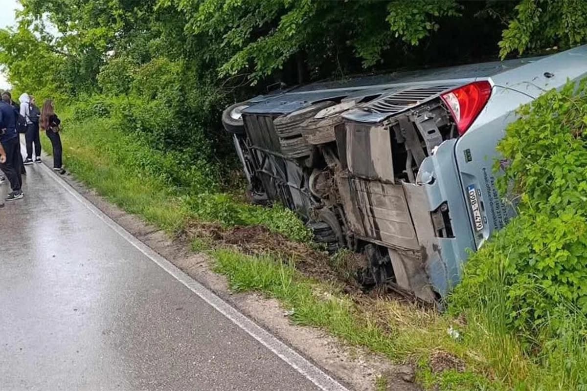 Udes kod Šamca: Auto smrskan, autobus prevrnut (VIDEO, FOTO)
