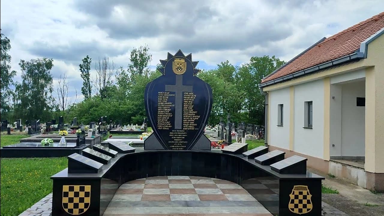 Uklonjen spomenik sa ustaškim simbolom u Modranu kod Dervente