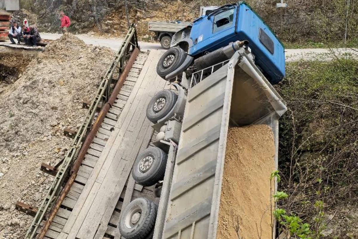 Urušio se most kod Ključa: Kamion propao, saobraćaj obustavljen
