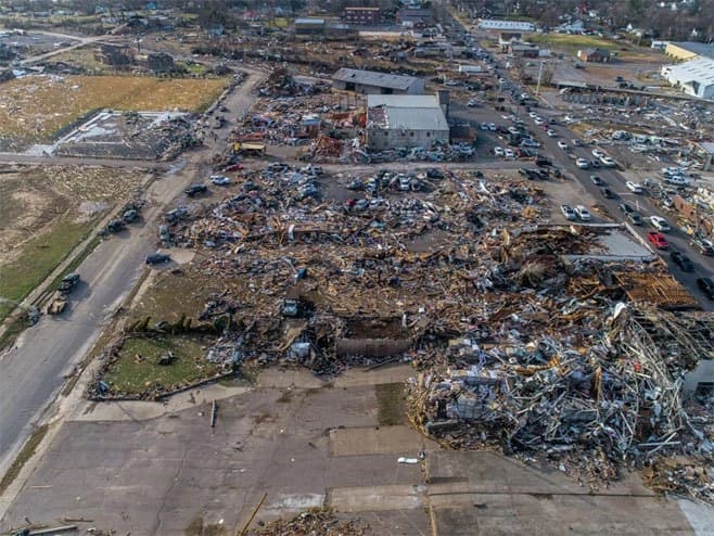 Vanredno stanje, raste broj mrtvih u SAD, pojavio se snimak dolaska tornada
