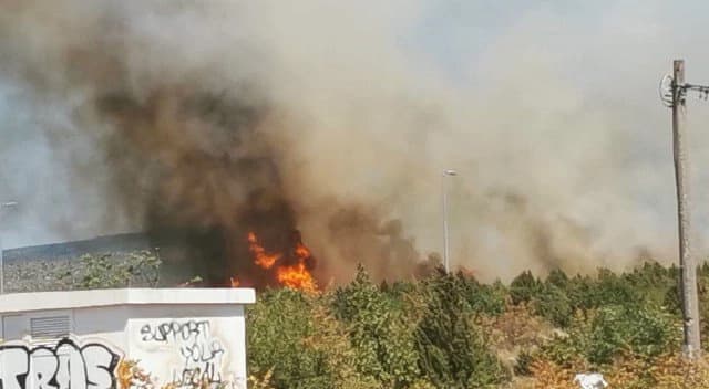 Veliki požar kod Mostara: Vatrogasci se bore s vatrom, dim obustavio saobraćaj
