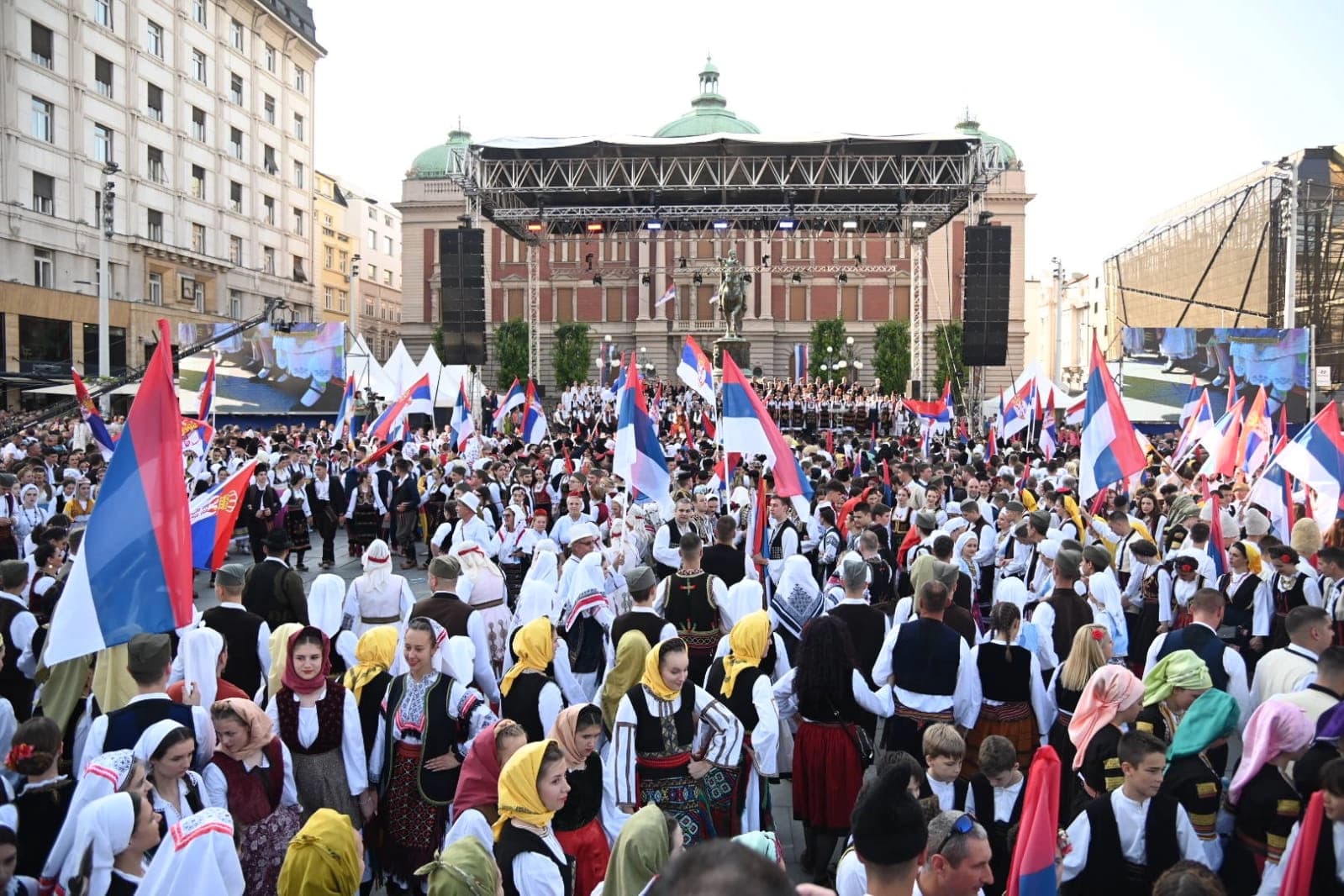 Više od 2.500 folkloraša u srpskom kolu u centru Beograda
