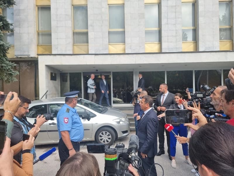 Vukanović parkirao vozilo ispred NSRS