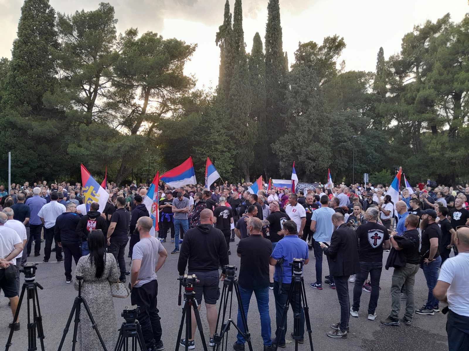 Završen skup ispred Vlade Crne Gore: Skandirali “Izdaja!”