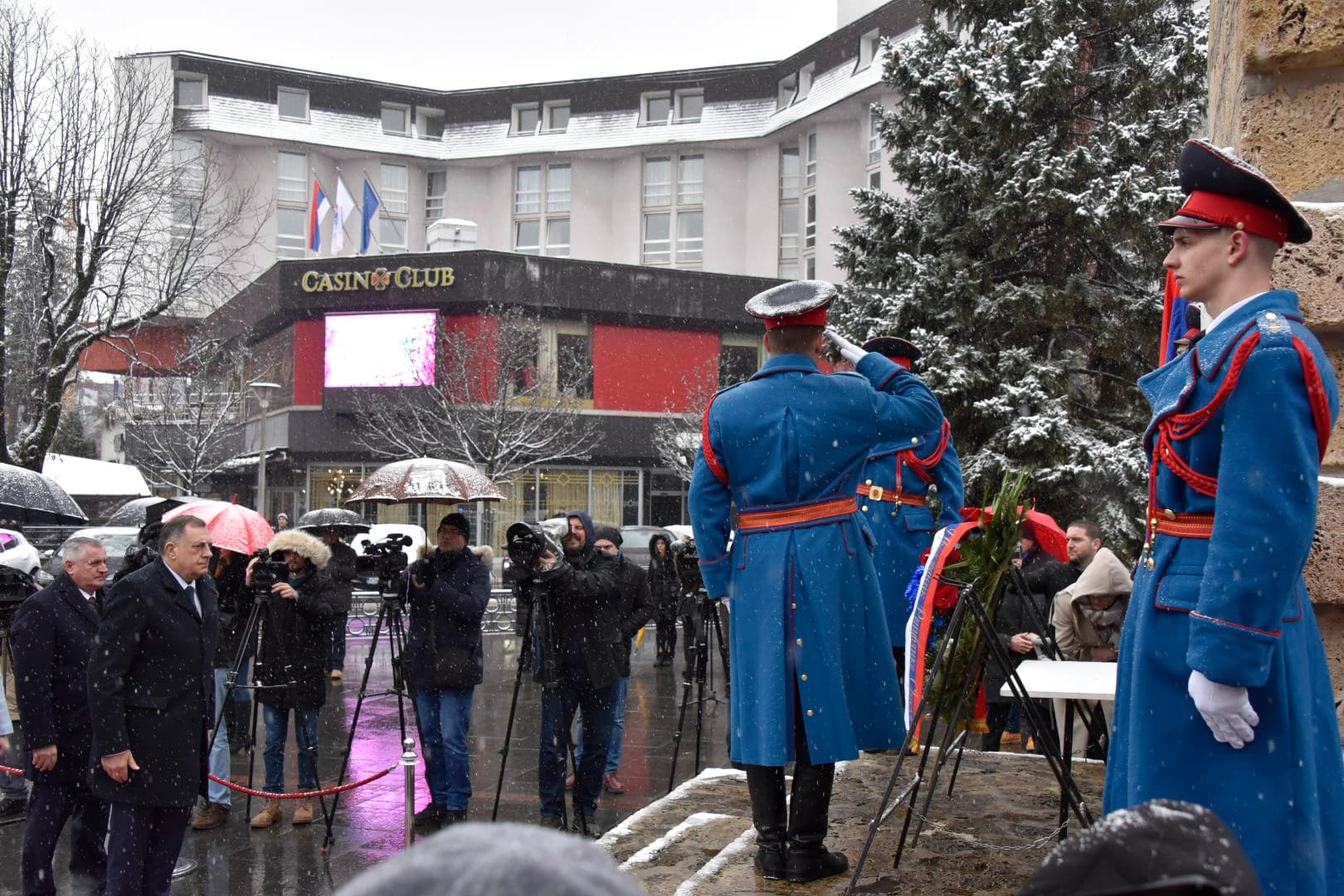 Zvaničnici Srpske položili vijence na Trgu palih boraca NOR-a