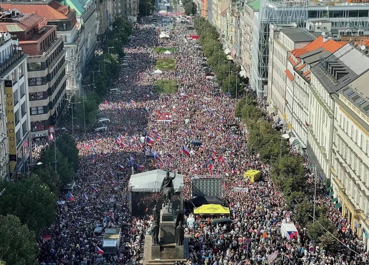 70 hiljada ljudi protestovalo u Pragu: Nezadovoljni ekonomskim stanjem, ali i sankcijama Rusiji