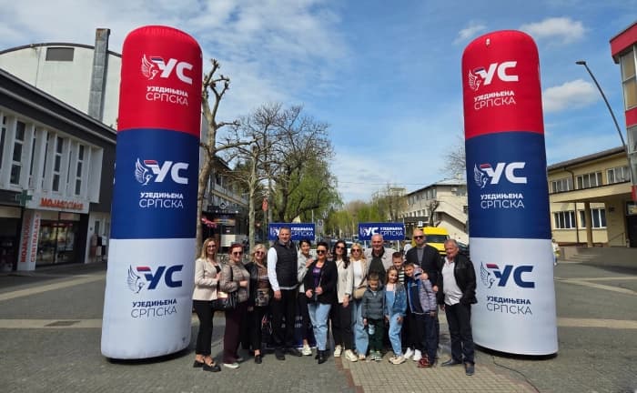 Aktiv žena Ujedinjene Srpske Prijedor građanima dijelio vaskršnja jaja u susret prazniku