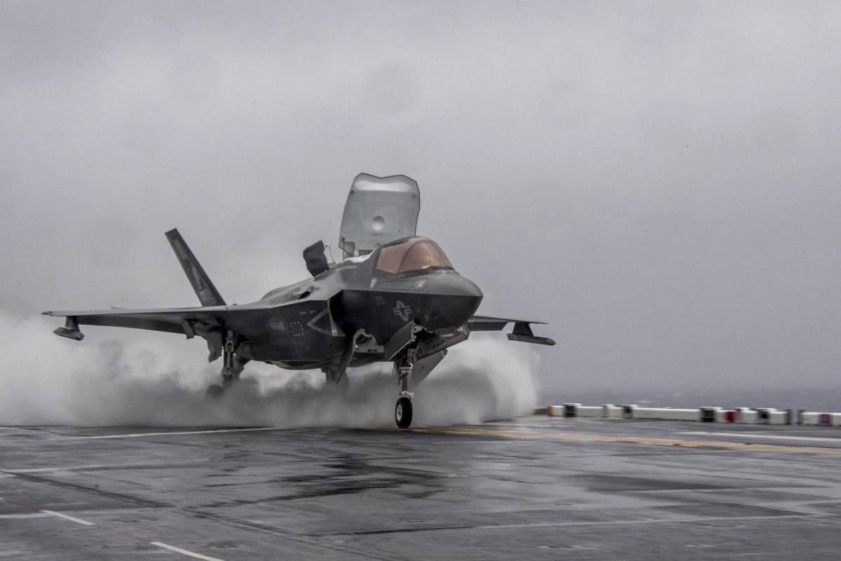 Američka mornarica pokušava izvući borbeni avion koji je pao u more prilikom slijetanja na nosač