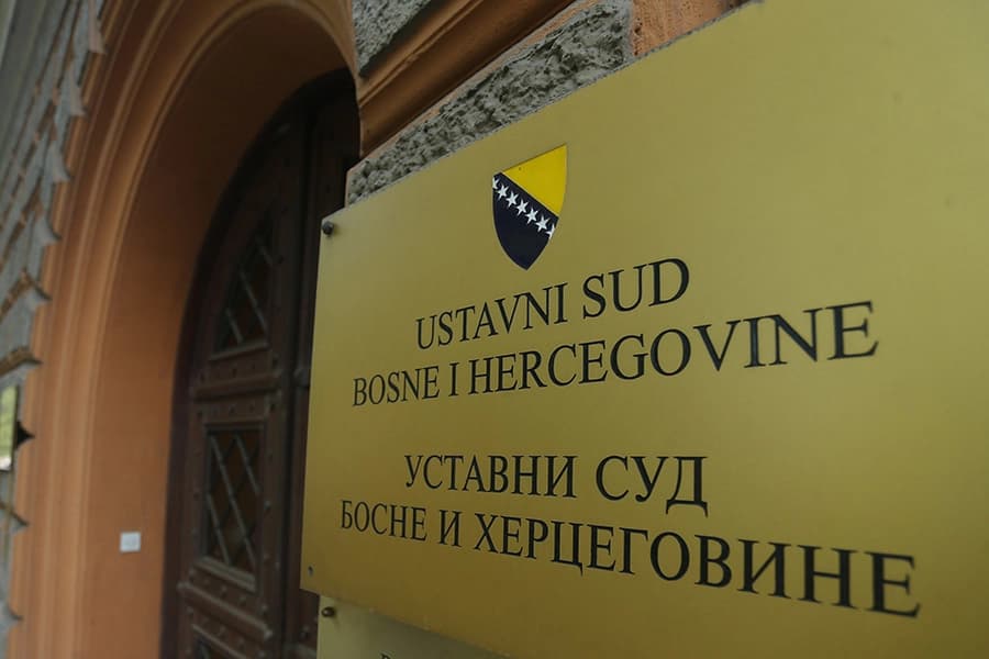 Apelacija na Šmitove nametnute zakone i dalje bez epiloga pred krnjim Ustavnim sudom BiH