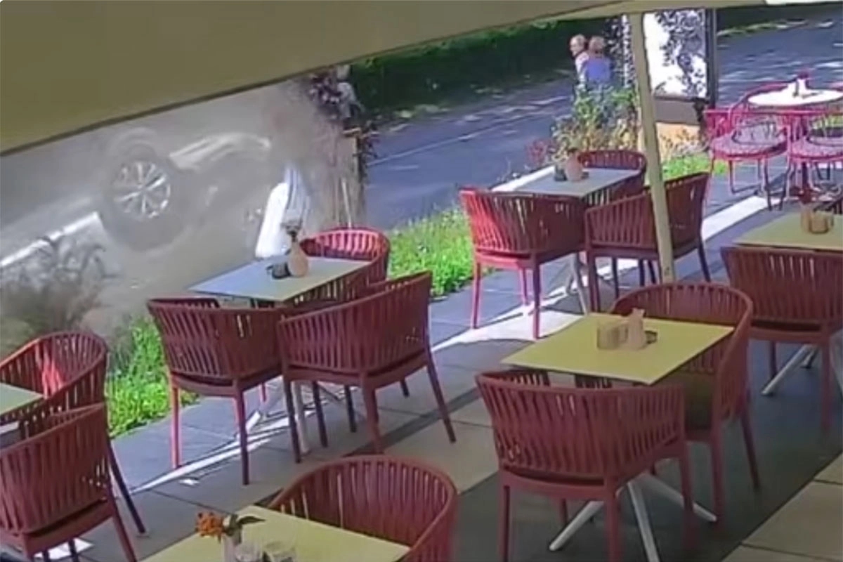Auto uletio u pješačku zonu u Sarajevu: Tri osobe za dlaku izbjegle smrt (VIDEO)
