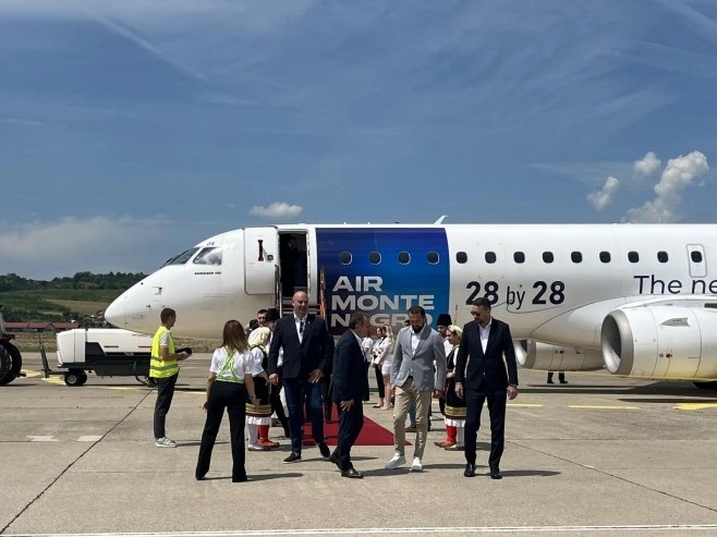 Avion iz Crne Gore sletio na banjalučki aerodrom: Do Tivta za 35 minuta (VIDEO)