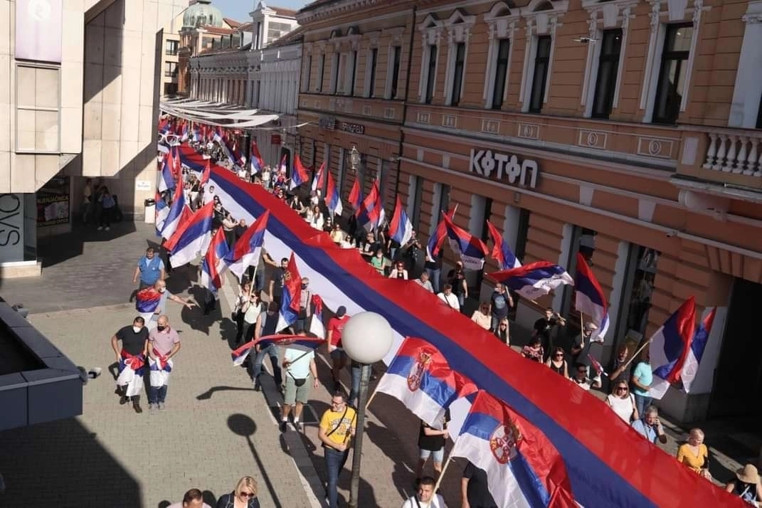 Prodefilovala najveća zastava Republike Srpske – Ujedinjena Srpska obilježila Dan srpskog jedinstva, slobode i nacionalne zastave