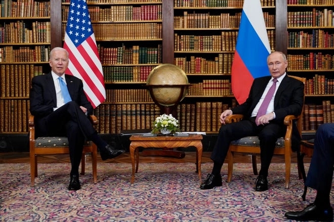 Biden poklonio Putinu avijatičarske sunčane naočale i kristalnu skulpturu američkog bizona