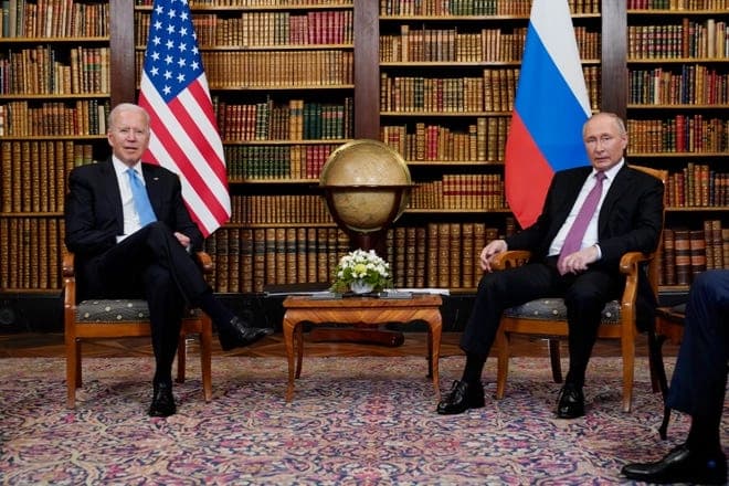 Biden poklonio Putinu avijatičarske sunčane naočale i kristalnu skulpturu američkog bizona