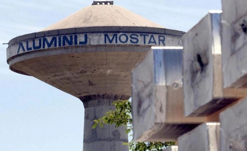 Bivši radnici Aluminija paljenjem svijeća obilježili godišnjicu zatvaranja firme