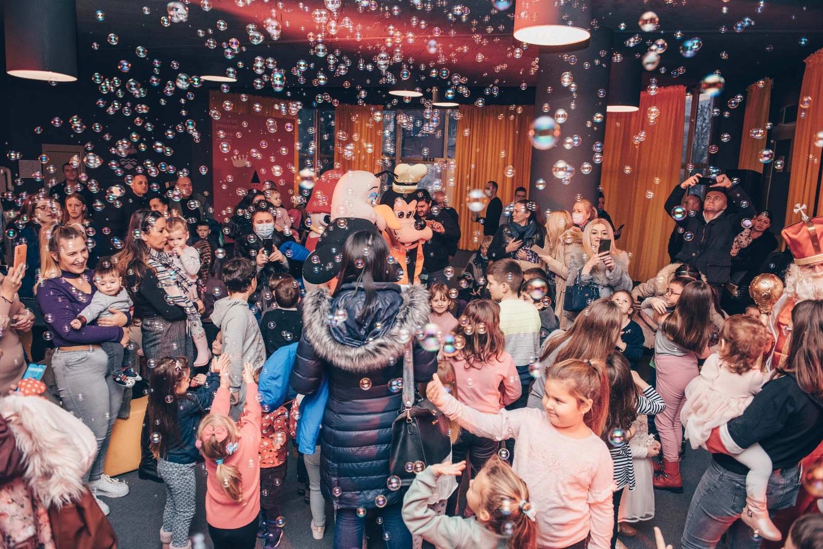 “Blagoslov je vidjeti dječije osmijehe”; Ujedinjena Srpska podjelila Nikoljdanske paketiće