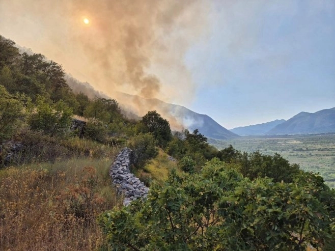 Borba sa vatrenom stihijom u Trebinju: Vatrogasci i helikopter brane kuće i magistralni put