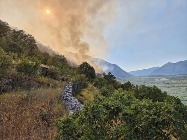 Borba sa vatrenom stihijom u Trebinju: Vatrogasci i helikopter brane kuće i magistralni put