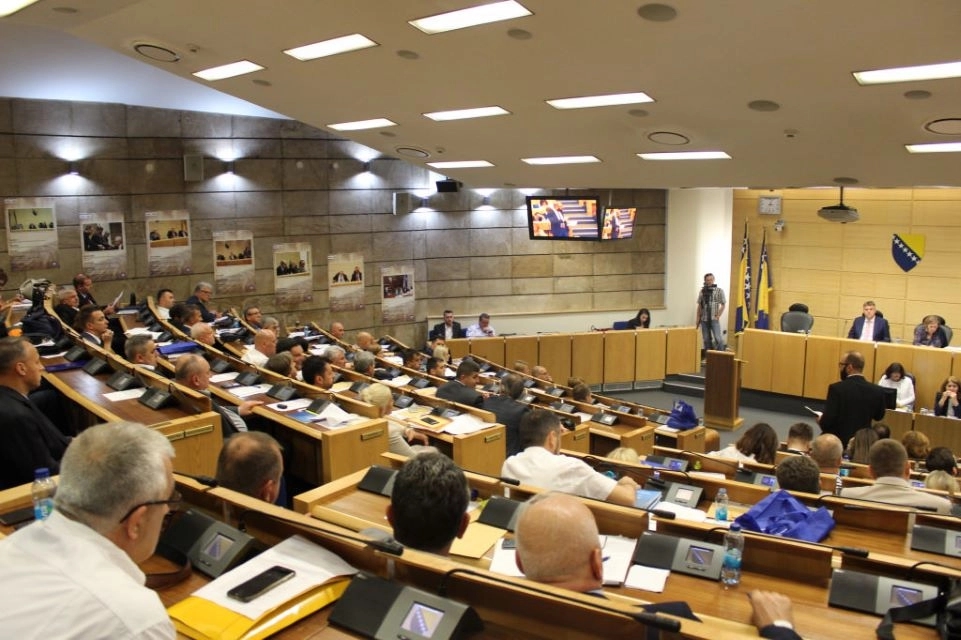 Četiri zastave BiH u sali Predstavničkog doma – provokacija ili obilježje!?