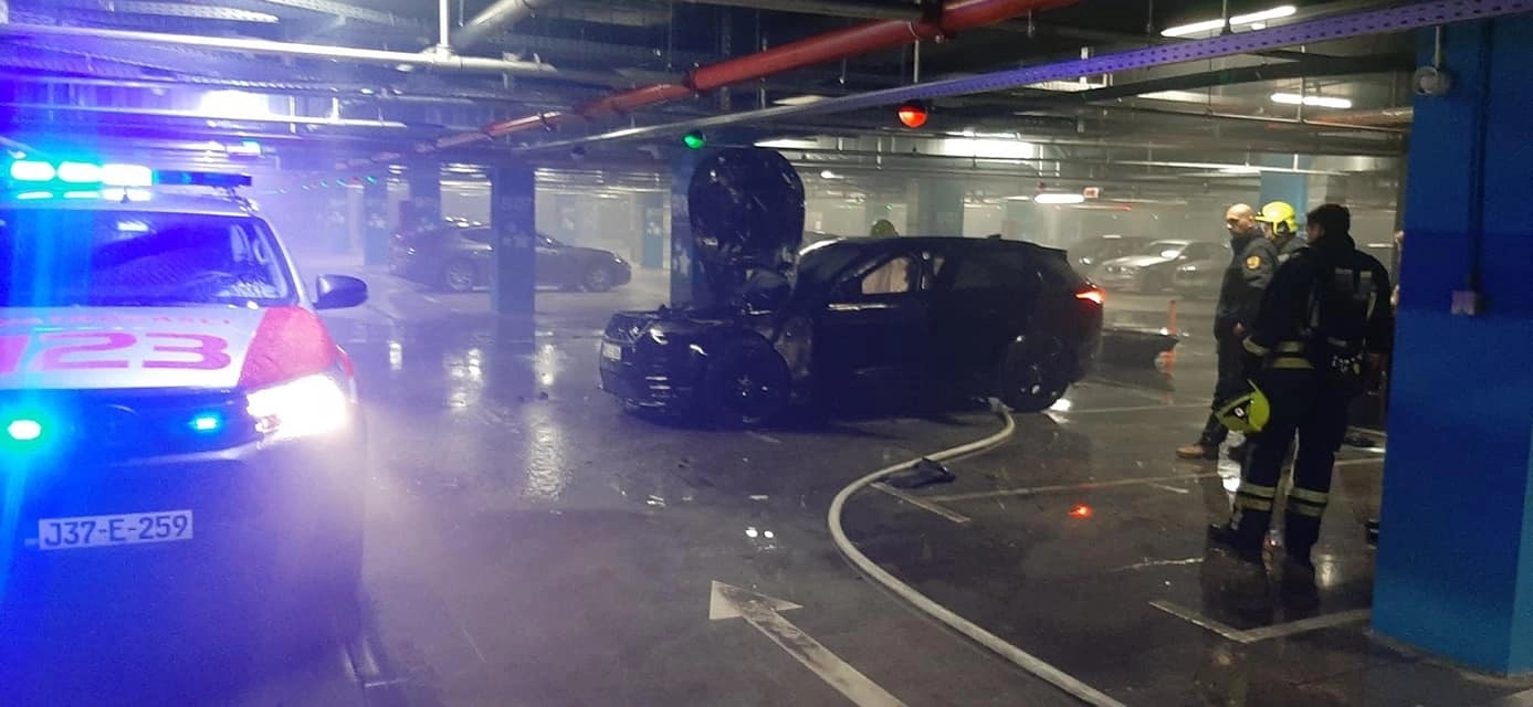Detalji požara u tržnom centru: Izgorio automobil najpoznatije starlete iz Banjaluke