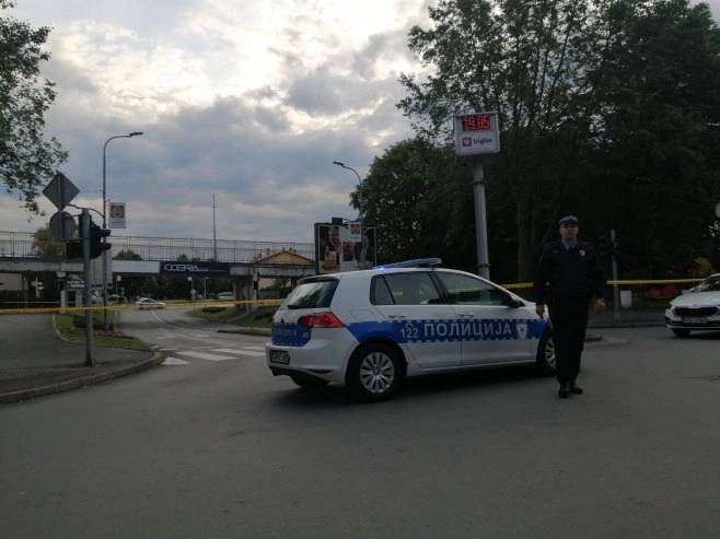 Djelimično urušena betonska konstrukcija i ograda na mostu preko Save u Gradišci; Granični prelaz privremeno zatvoren
