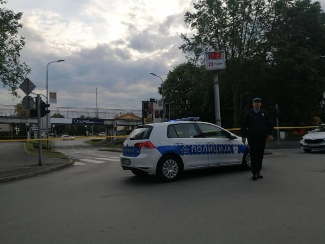 Djelimično urušena betonska konstrukcija i ograda na mostu preko Save u Gradišci; Granični prelaz privremeno zatvoren