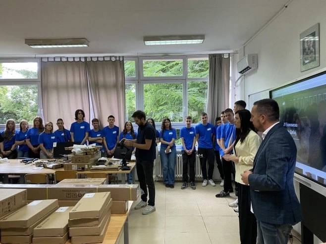 Doboj: Ekonomskoj školi uručena računarska oprema, donacija Kabineta predsjednika Srpske