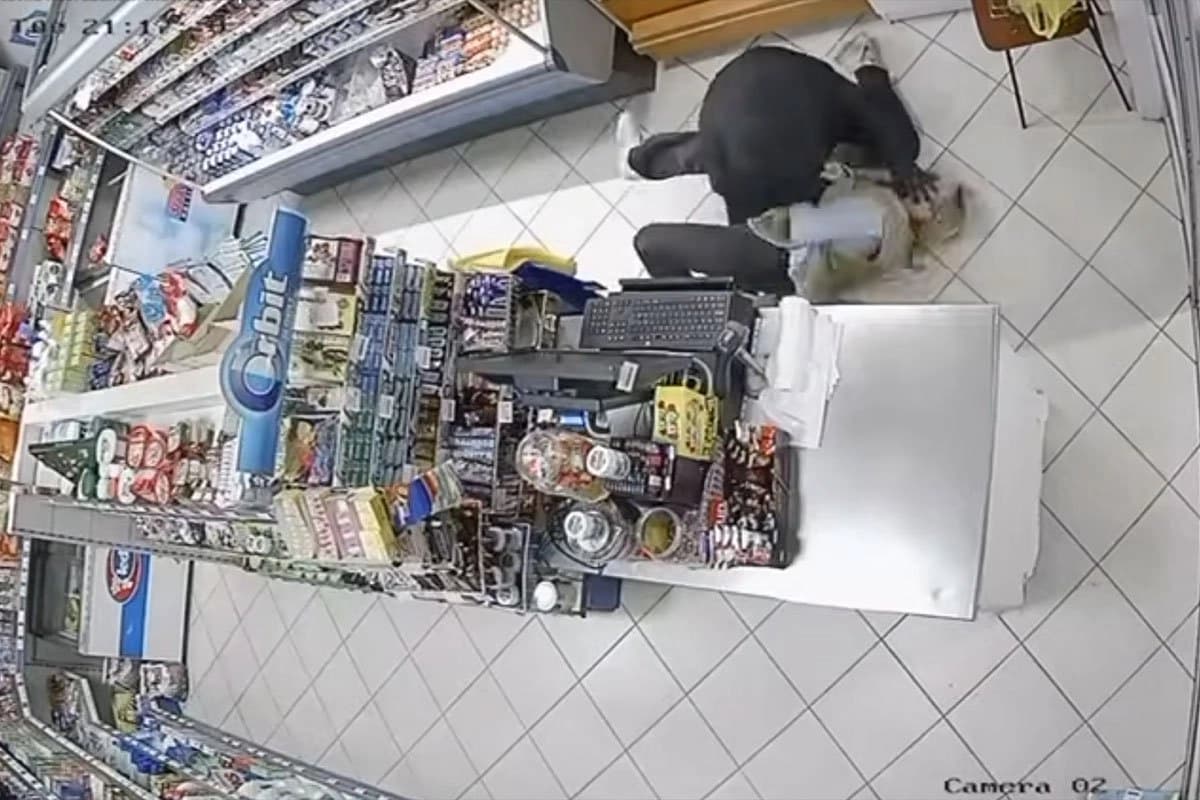 Dramatičan snimak iz Mostara: Prodavačica golim rukama zaustavila pljačkaša s puškom (VIDEO)