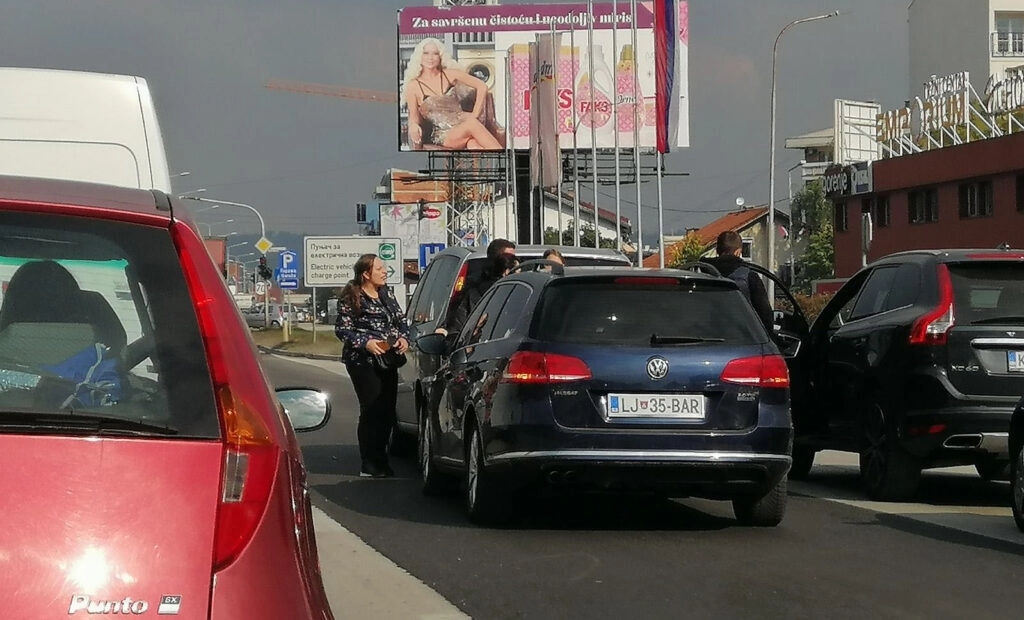 Dramatično u Banjaluci! Nakon udesa uslijedilo brutalno pesničenje i šutiranje, tukle se i žene