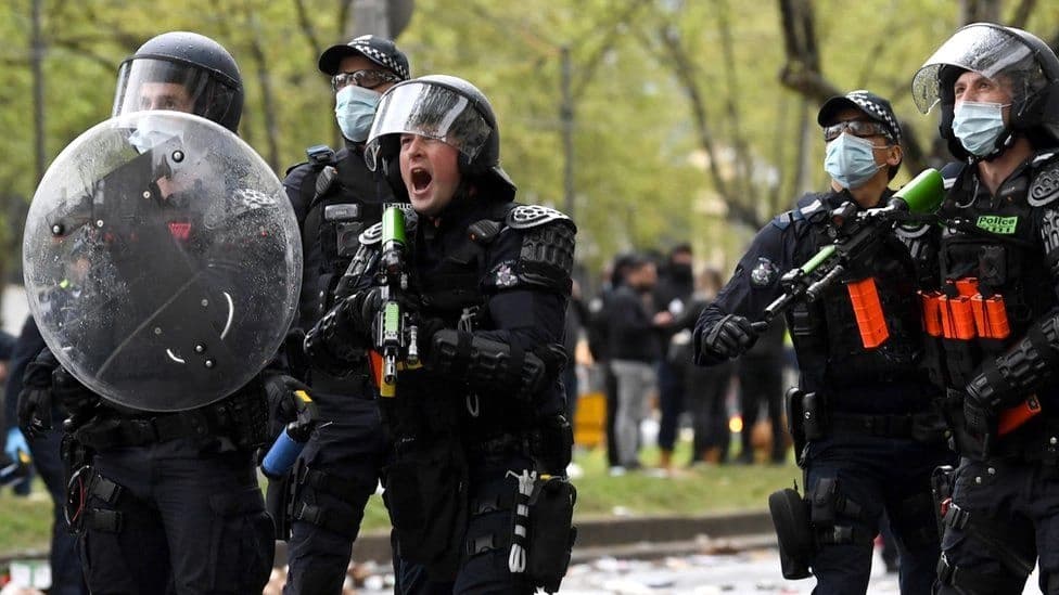 Haos na ulicama Melburna, policija suzavcem na Đokovićeve navijače