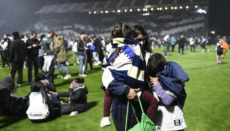 Haotične scene na utakmici Boca Juniorsa, ima poginulih, na teren ubačen suzavac