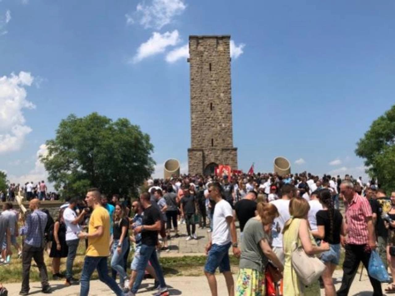 Hiljade ljudi na Gazimestanu: Policija oduzimala srpska obilježja, pretresli i monahinju