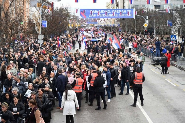 “Hod časti” u Banjaluci: Defile porodica koje su za Srpsku dale najvrednije