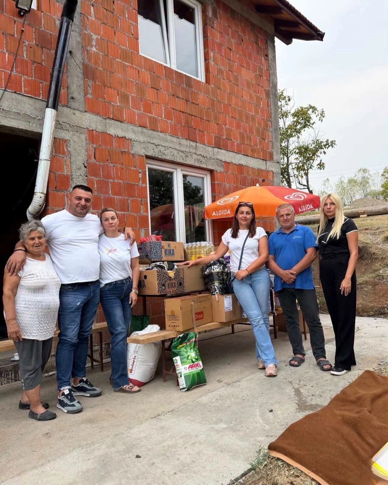 Humanost na djelu: Aktiv žena Ujedinjene Srpske posjetio porodicu sa sedmoro djece