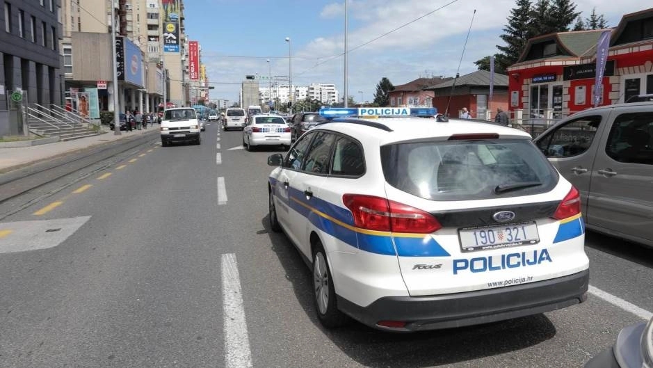 Izašao da zapali cigaretu pa pao s krova zgrade