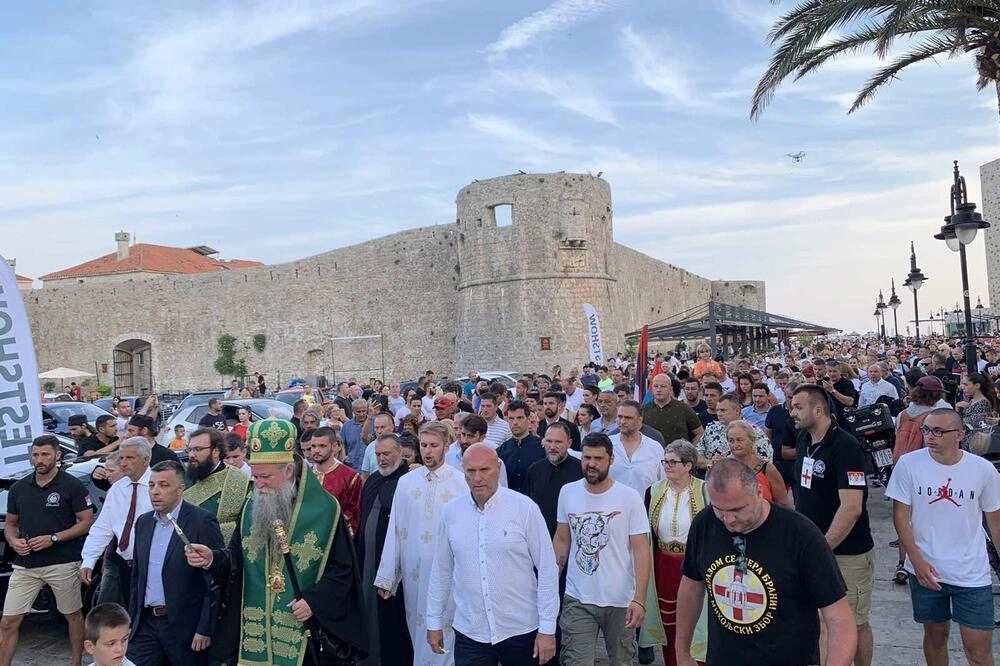 Joanikije: Nije bilo riječi o otkazivanju ustoličenja, Đukanović odgovoran za nerede