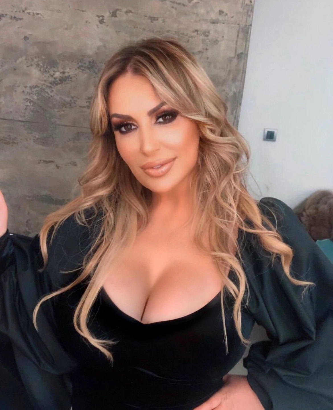 ‘LJUDI NE BIRAJU SREDSTVA KAKO BI BILI U ŽIŽI JAVNOSTI!’ Elma Sinanović otkrila zašto svoj privatan život krije od očiju javnosti, pa OPLELA PO KOLEGAMA!