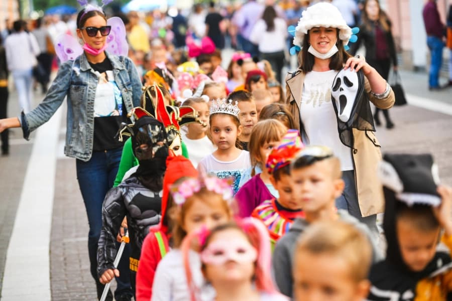 Mališani uljepšali centar grada: Banjalukom prošetali junaci, indijanci, princeze …