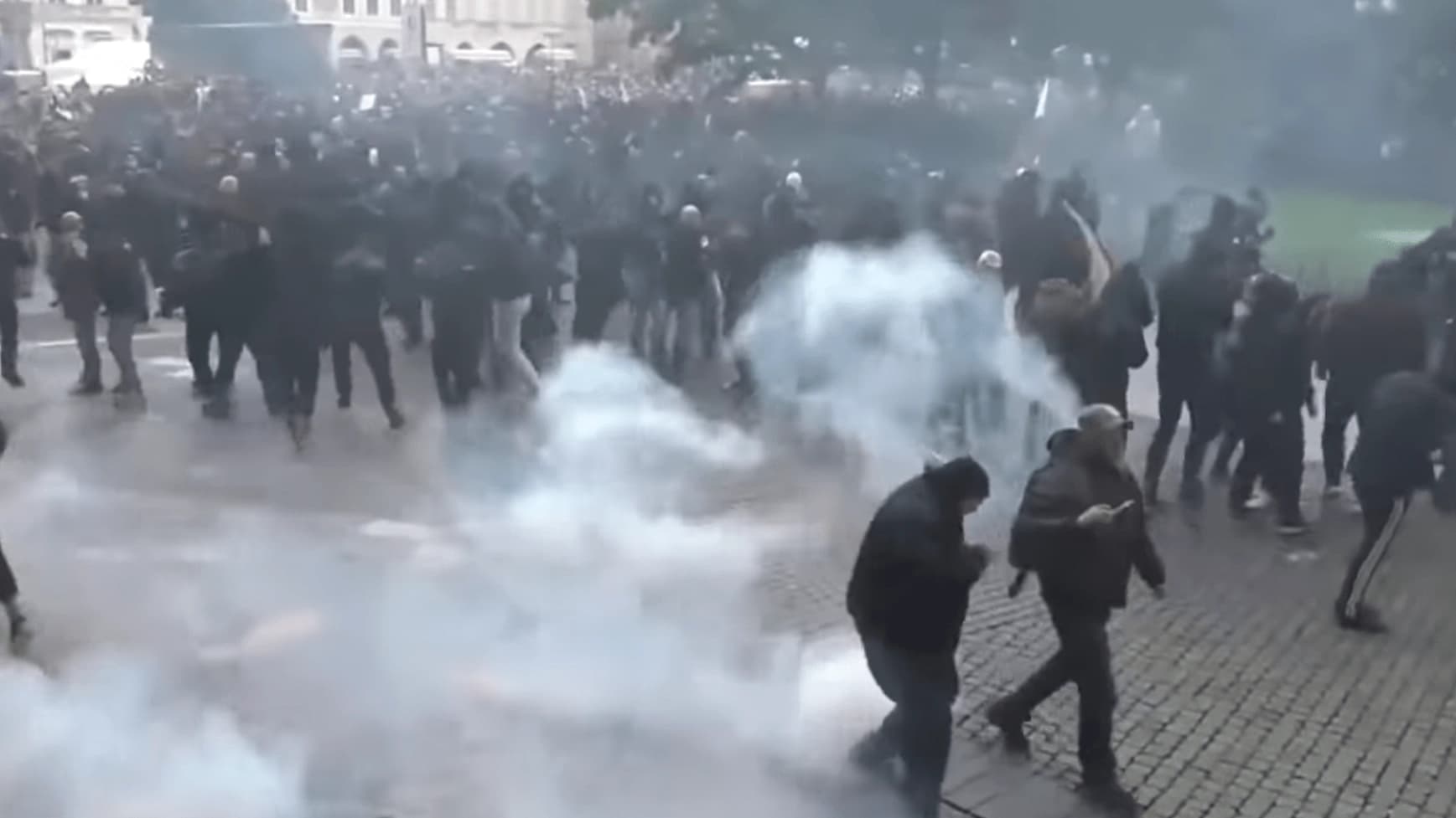 Maskirana grupa nasrnula na automobil u Briselu