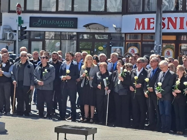 Mirnom šetnjom i polaganjem cvijeća obilježeno 34 godine od zločina u Dobrovoljačkoj ulici