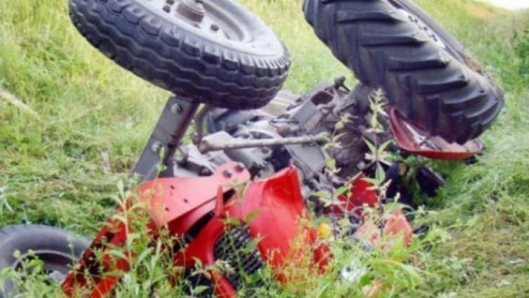 Muškarac poginuo prilikom prevrtanja traktora